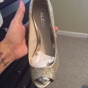 Brand new never used Aldo gold heels